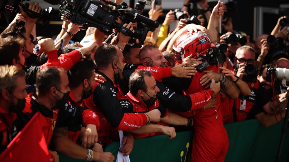 Leclerc, celebrando la victoria con sus mecánicos.