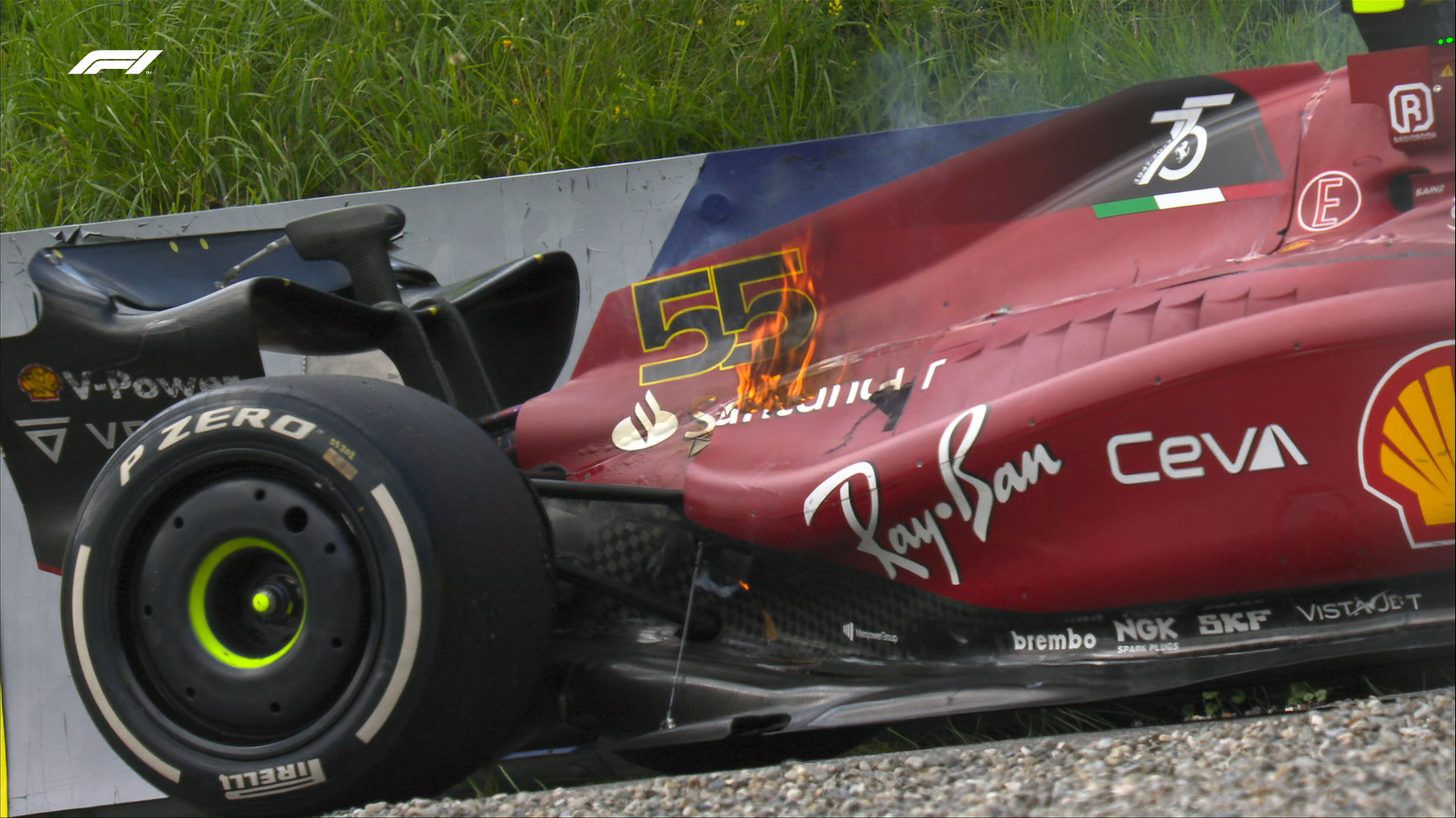 Las llamas sobre el Ferrari de Sainz en Austria.