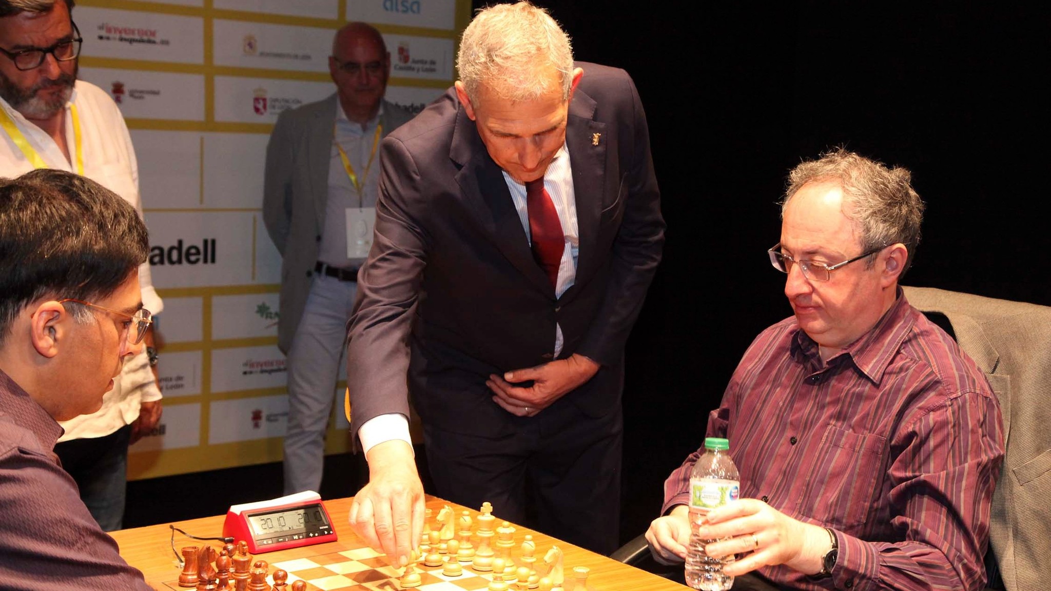 El saque de honor entre Gelfand y Carlsen, ejecutado por Vicente Canuria