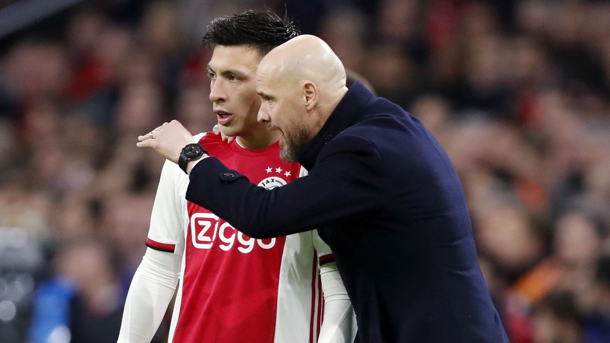 Lisandro Martínez (24) recibiendo instrucciones de Erik ten Hag (52) durante un partido del Ajax.