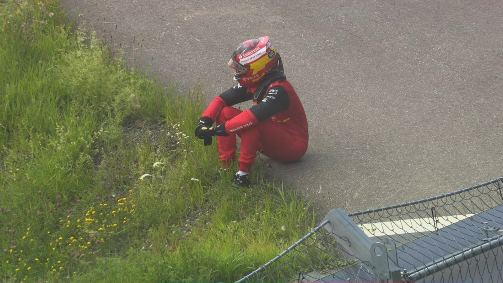 Sainz, desolado tras la rotura de su Ferrari en el GP de Austria 2022.