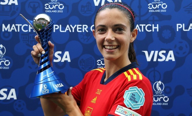Aitana Bonmatí, con uno de los dos trofeos "Player of the match" obtenidos durante la Eurocopa Femenina 2022./TWITTER @sefutbolfem