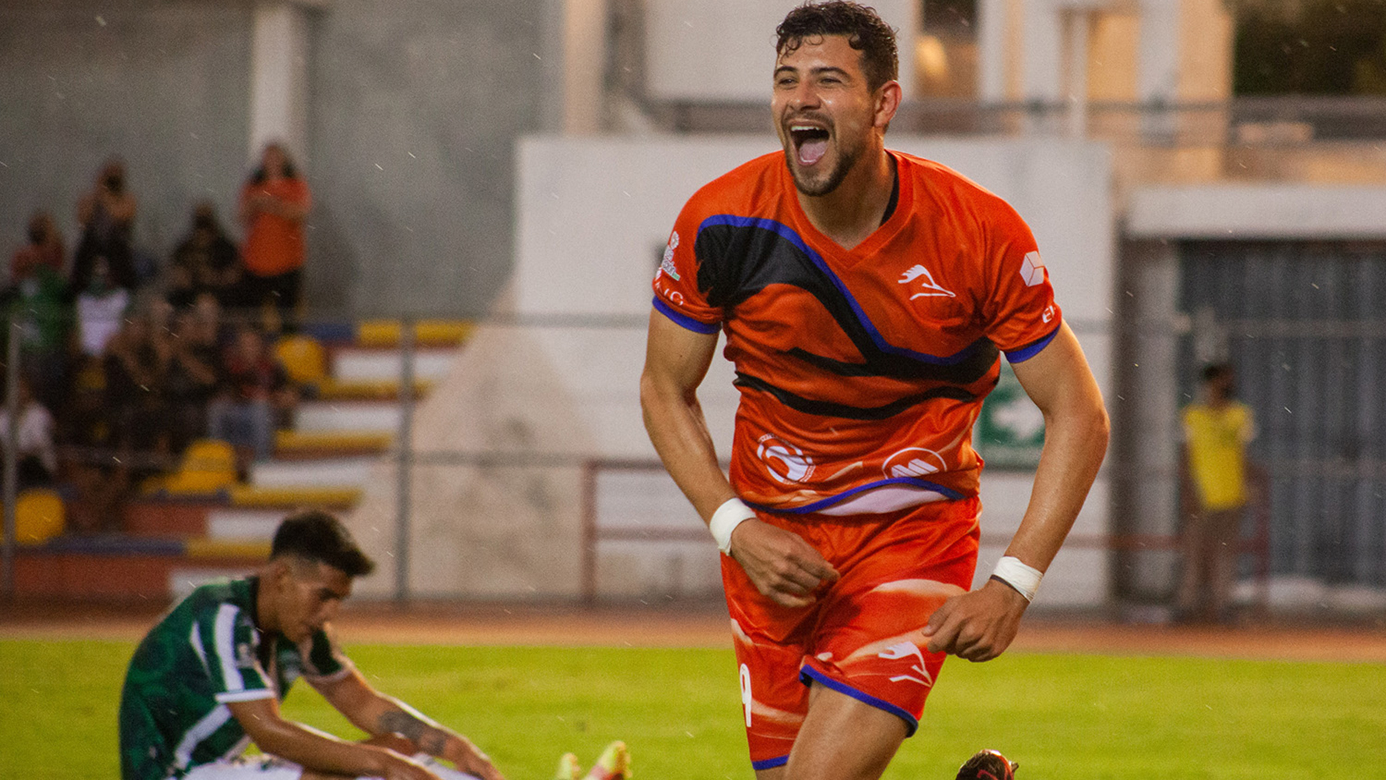 Luis Madrigal en festejo de gol con Correcaminos