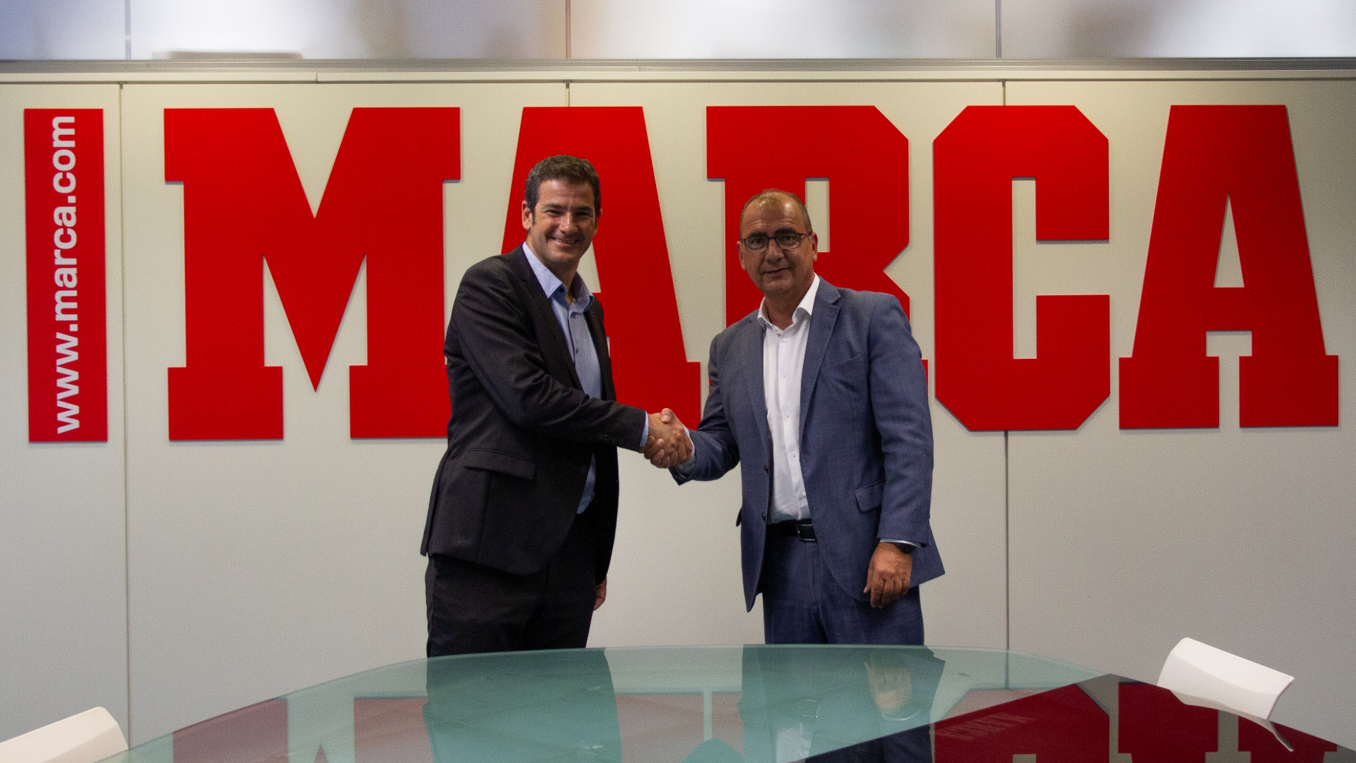 Ramón Alarcón, director general del Betis, y Juan Ignacio Gallardo, director de MARCA, sellan el acuerdo de 'Media partner'.