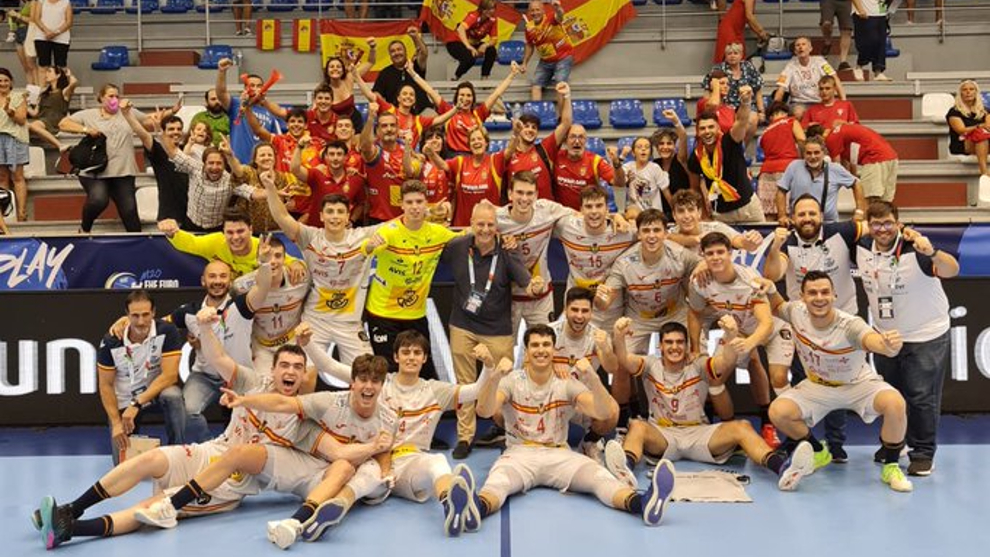 La plantilla de la selección española junior celebra el pase a las semifinales /
