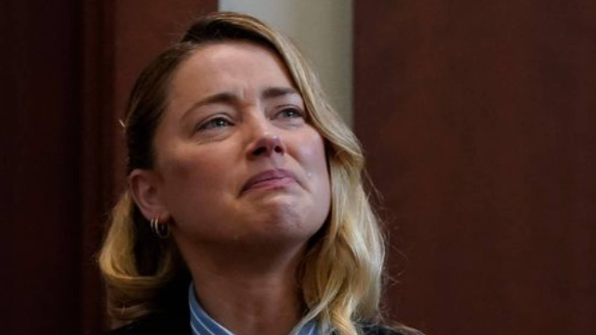 Amber Heard llora en los juzgados de Fairfax.