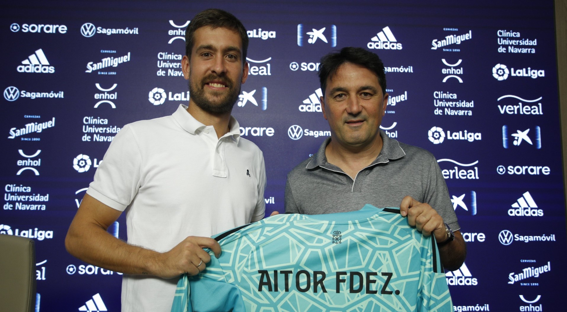 Aitor Fernández posa junto a Braulio Vázquez, director deportivo del conjunto rojillo.