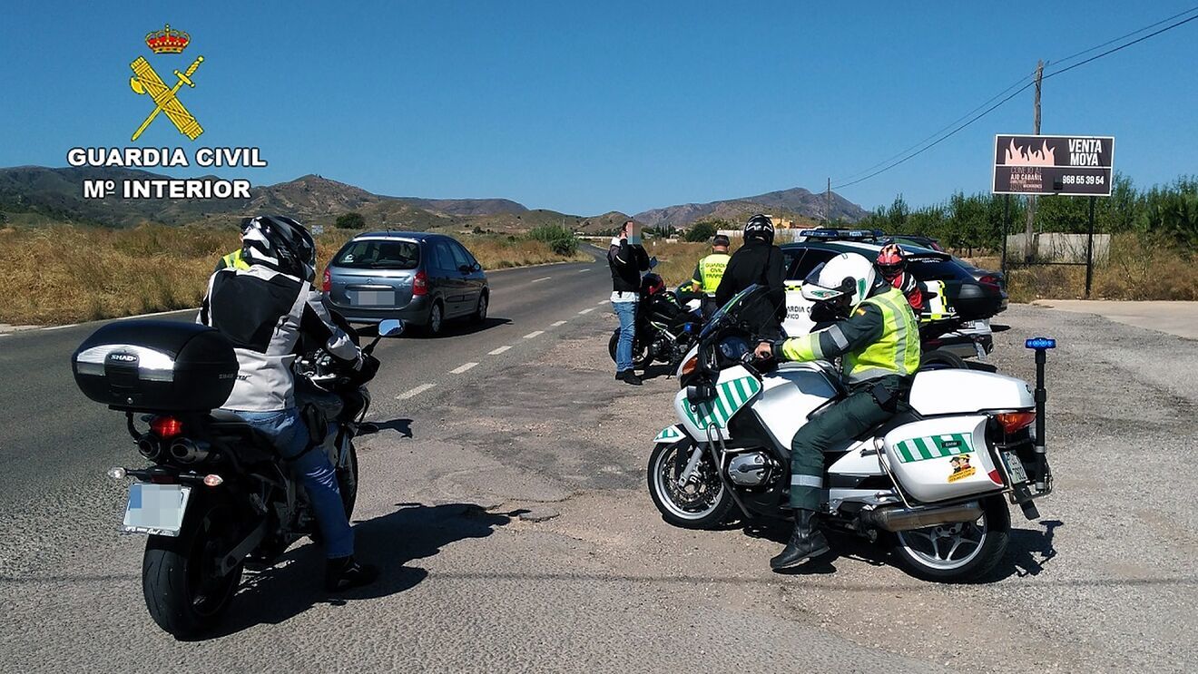 Las motos camufladas se suman a los habituales efectivos de Tráfico en esta Operación Salida 2022