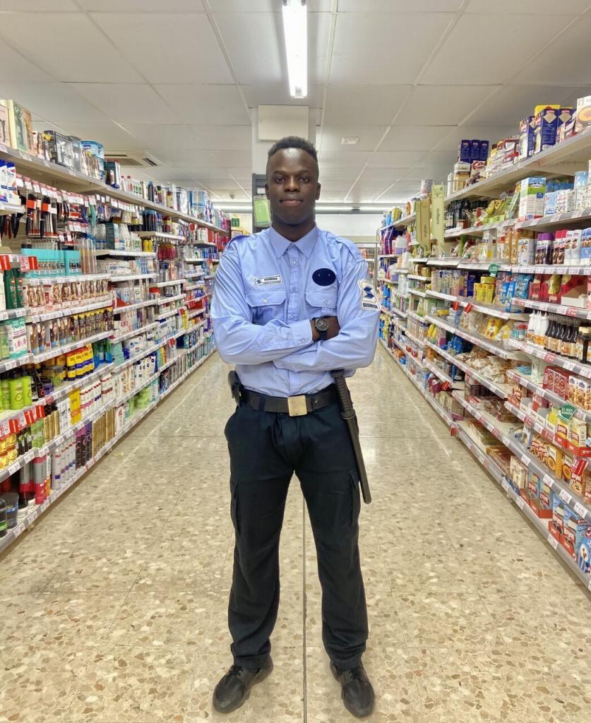 Babacar Seck, en el supermercado donde trabaja.