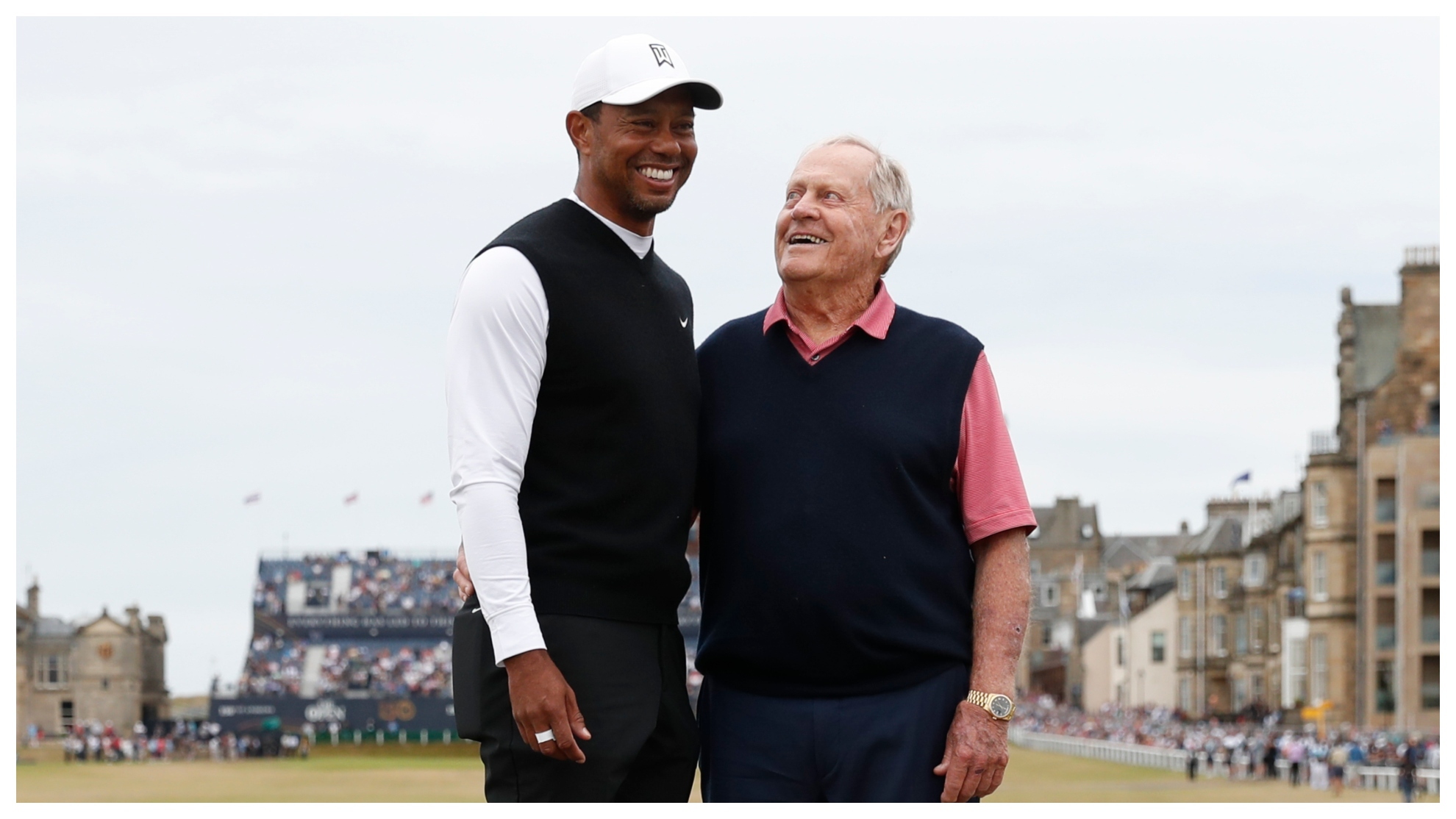Tiger Woods y Jack Nicklaus, dos generaciones de Rolex en el Swilcan Bridge del hoyo 18 de St. Andrews.