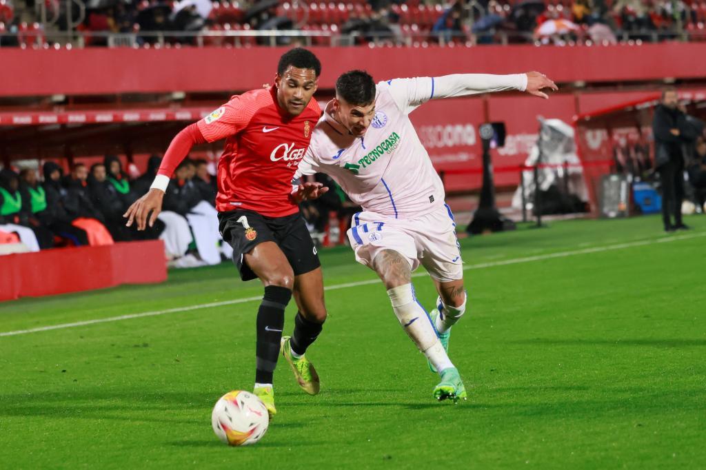 Jordi Mboula, en una pugna en el partido ante el Getafe de la temporada 2021-22