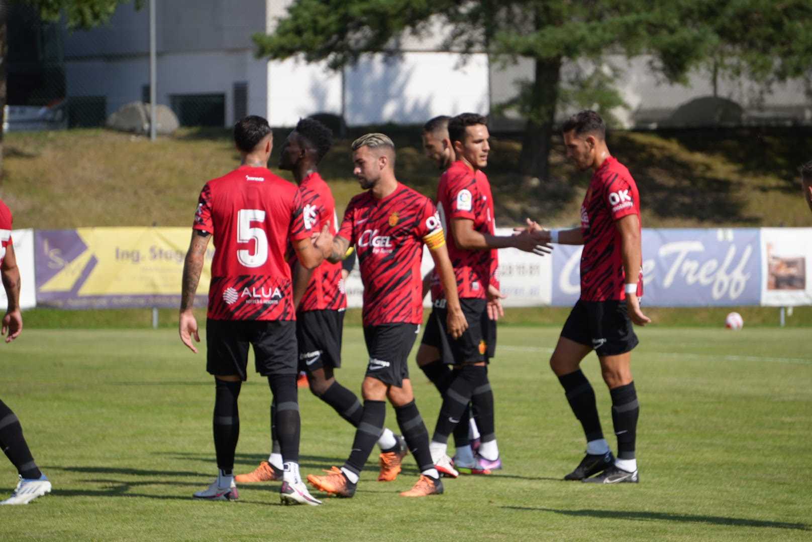 Los jugadores del Mallorca celebran uno de los goles obtenidos ante el Wieczysta Kraków