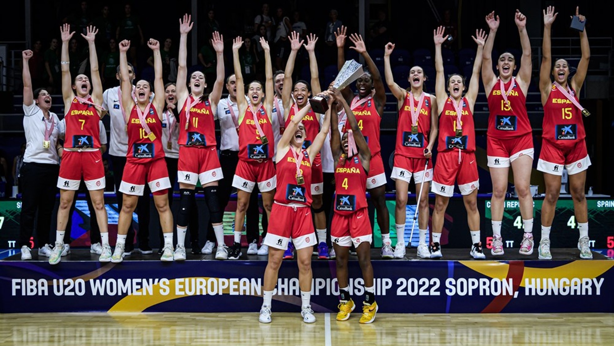 España levanta el trofeo de camopeón de Europa sub 20 femenino.