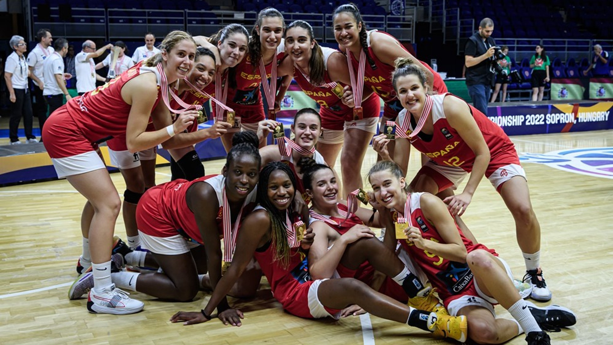 Las 12 chicas de oro del baloncesto español