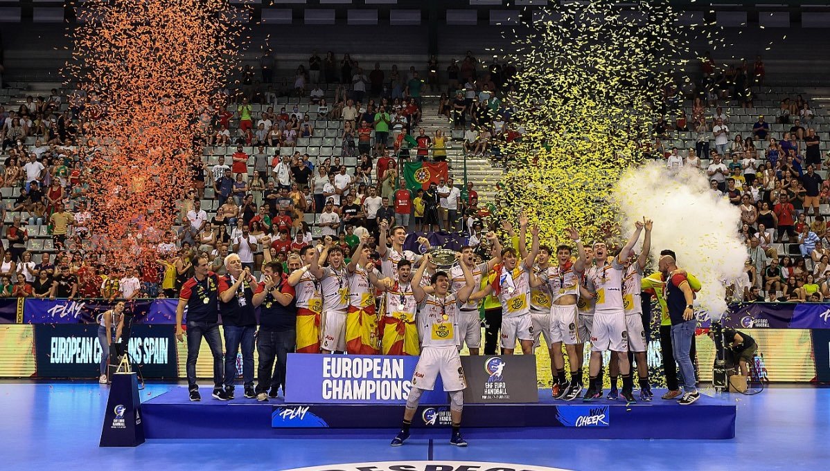La selección española junior celebra su triunfo en el Europeo /