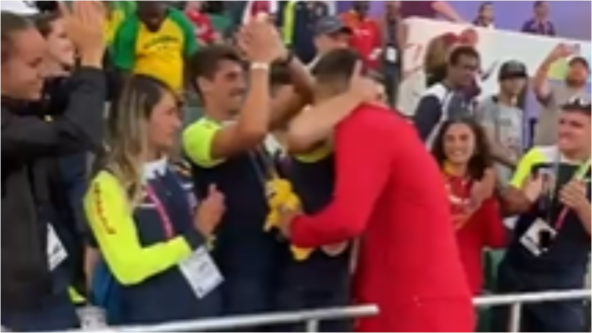 ¡Todos quieren felicitar a Asier Martínez: el equipo español... y toda una campeona olímpica!