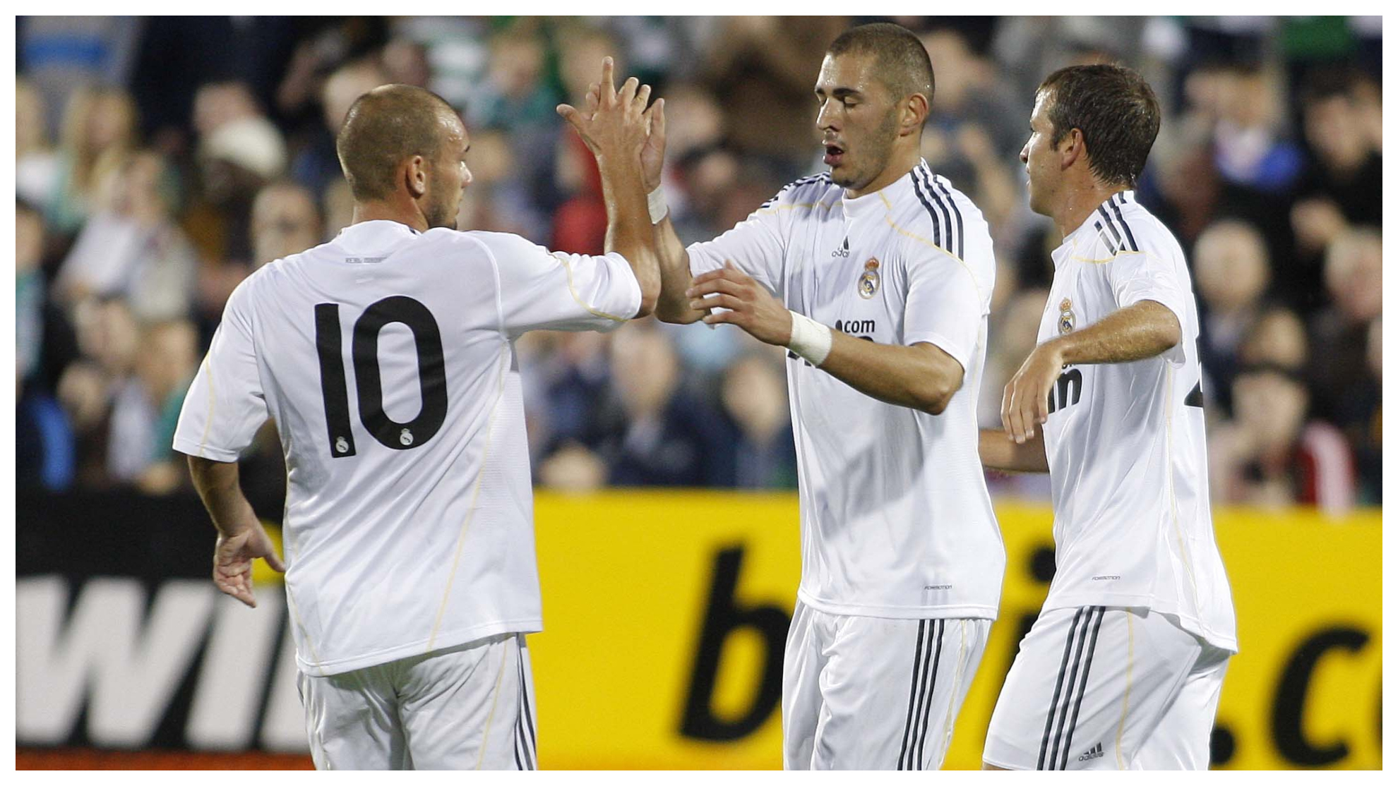 Benzema celebra con Sneijder y Van der Vaart su primer gol con el Madrid.