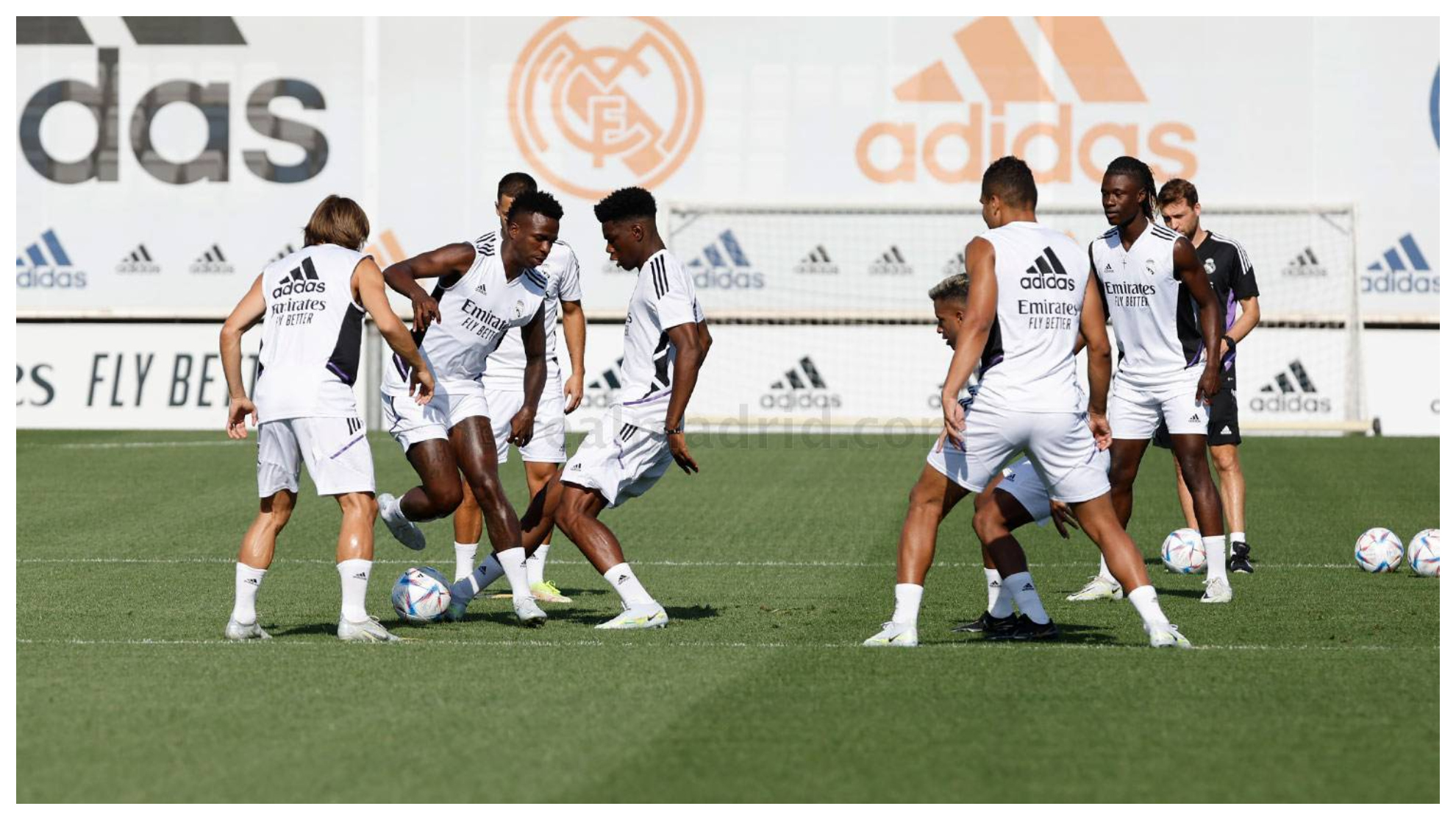 Los jugadores del Real Madrid, durante el entrenamiento matinal.