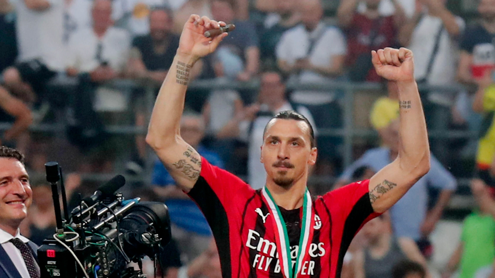 Zlatan Ibrahimovic (40) celebrando el título de Serie A con el Milán.