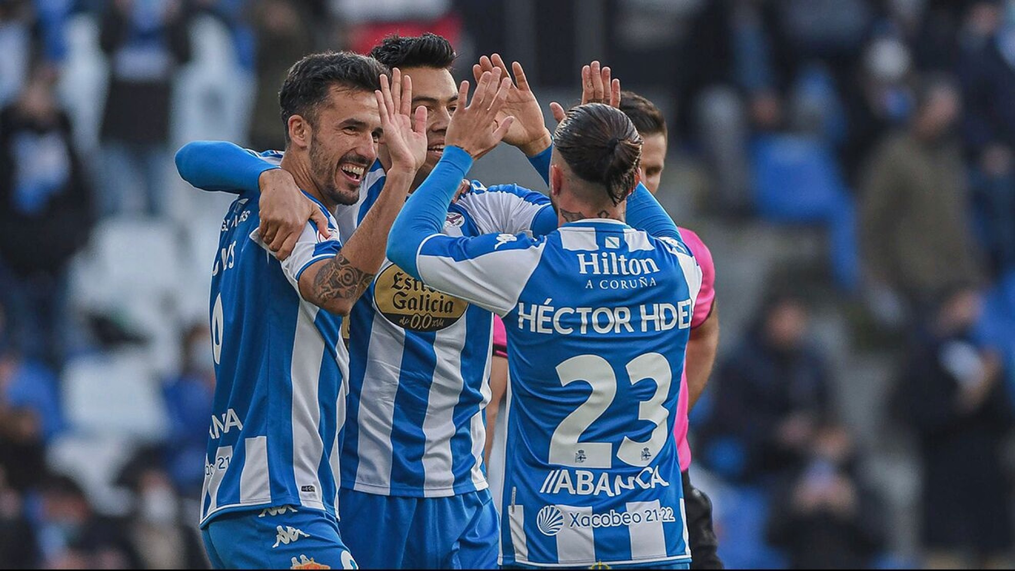 Los jugadores del Deportivo de la Coruña celebrando un tanto