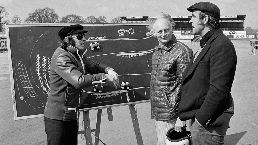 A la izquierda, Jackie Stewart le da 'unas clases' sobre cómo pilotar.