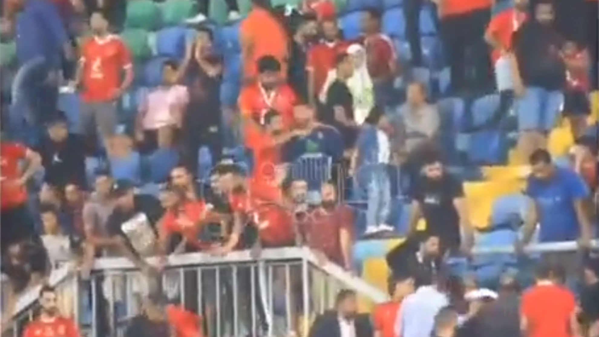 Aficionados del Al-Ahly se enfrentan entre si tras la derrota de su equipo