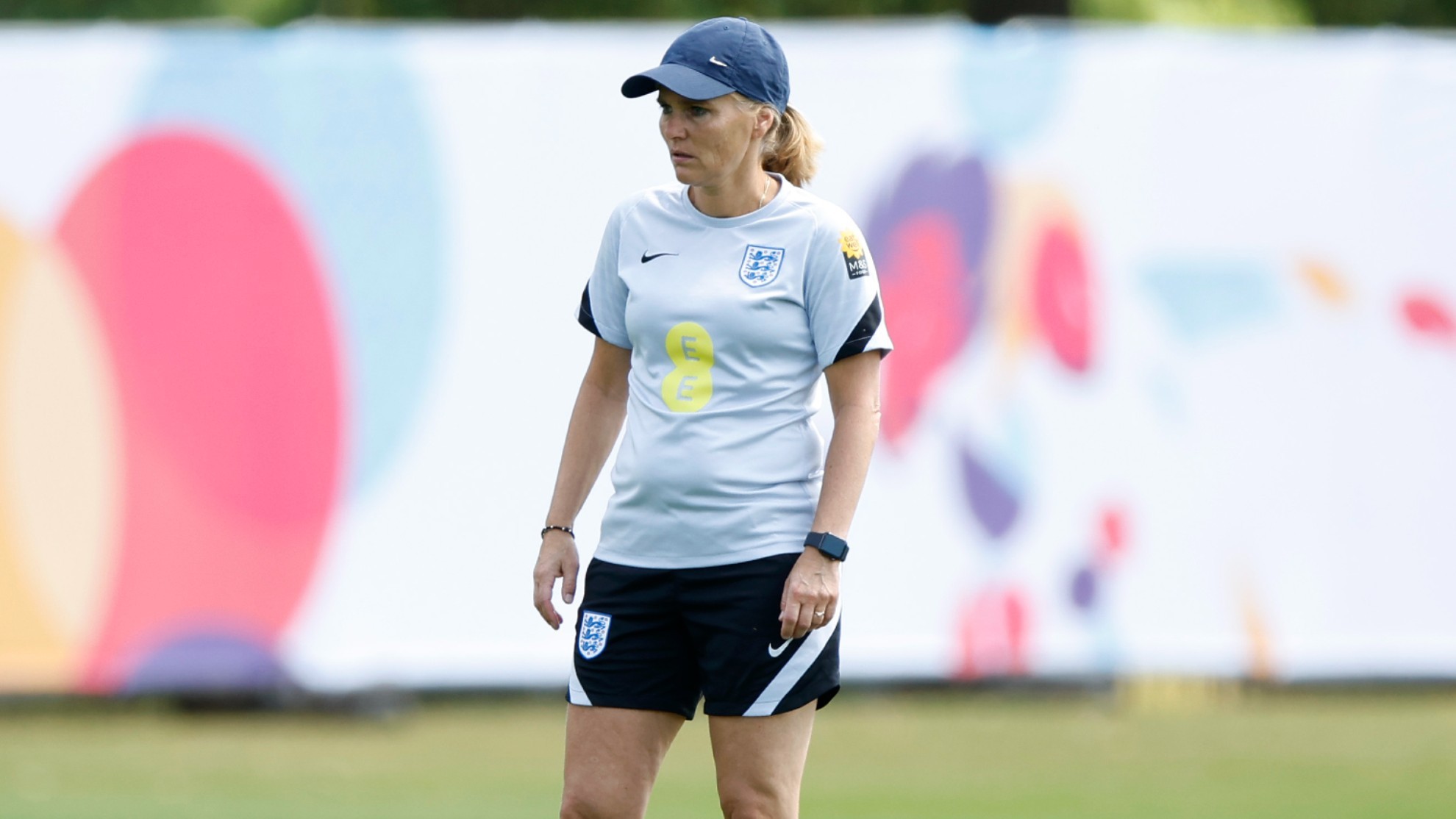 Sarina Wiegman dirigiendo un entrenamiento de la selección inglesa.