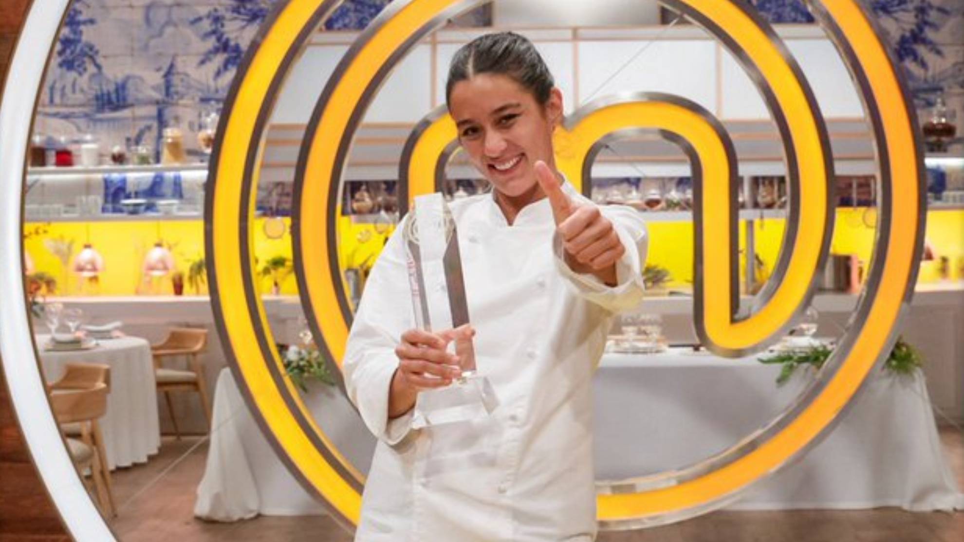 María Lo, ganadora de 'MasterChef 10', posa con el trofeo del 'show cooking'.