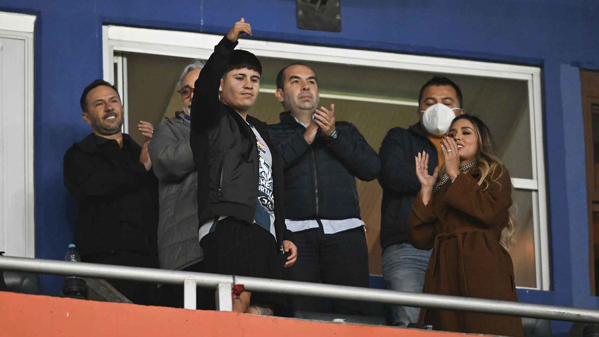 Javier López, saludando a los aficionados hidalguenses.