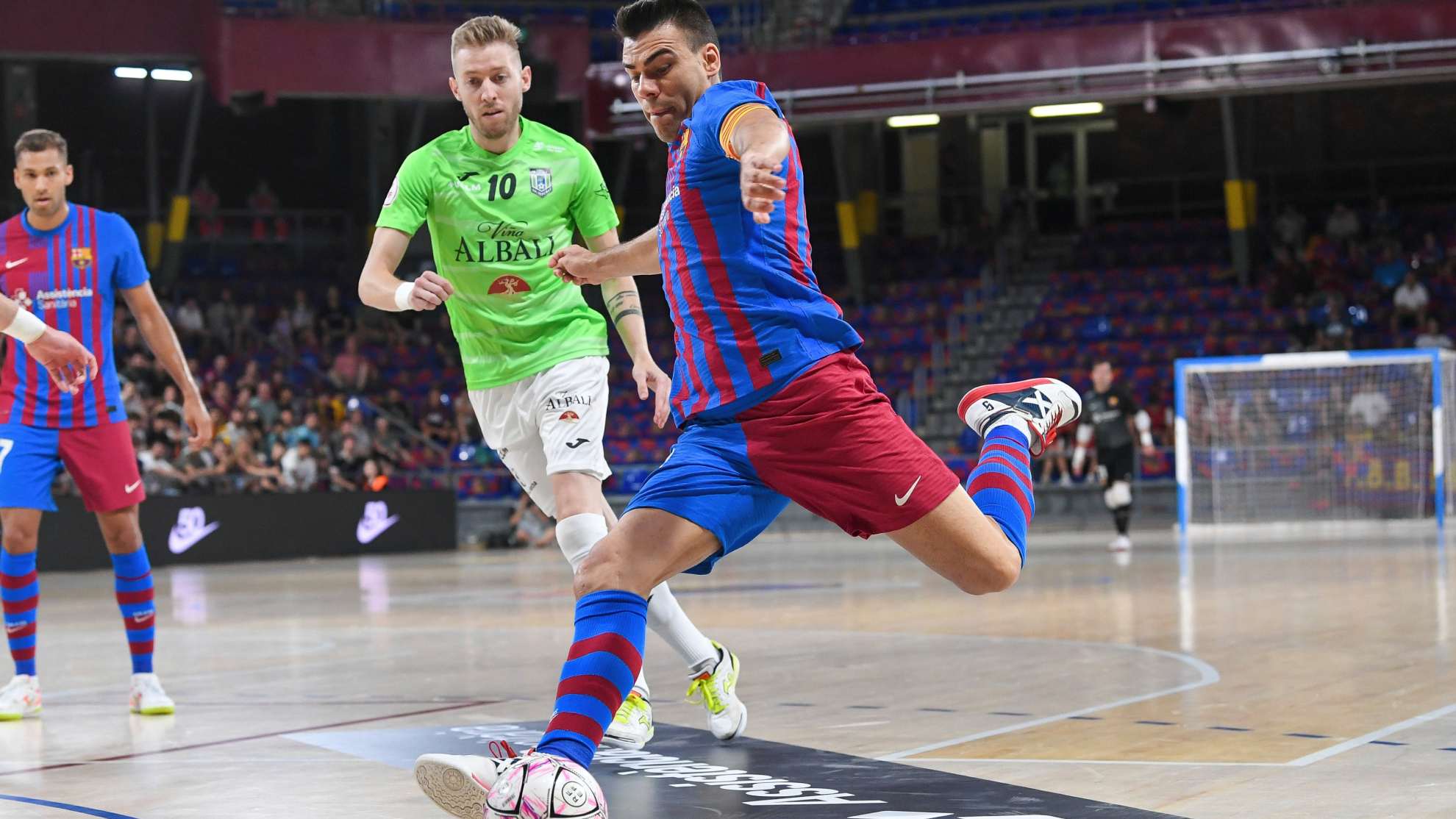 Sergio Lozano remata a puerta durante la final de la Liga ante el Palma Futsal