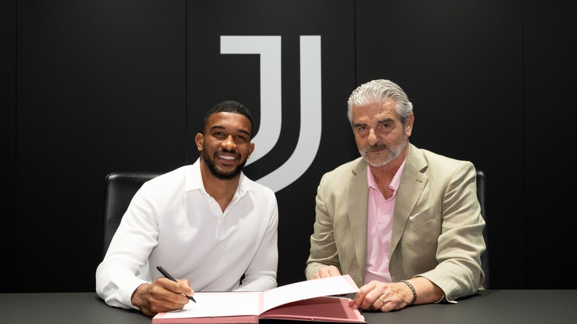 Bremer, firmando su contrato con la Juventus