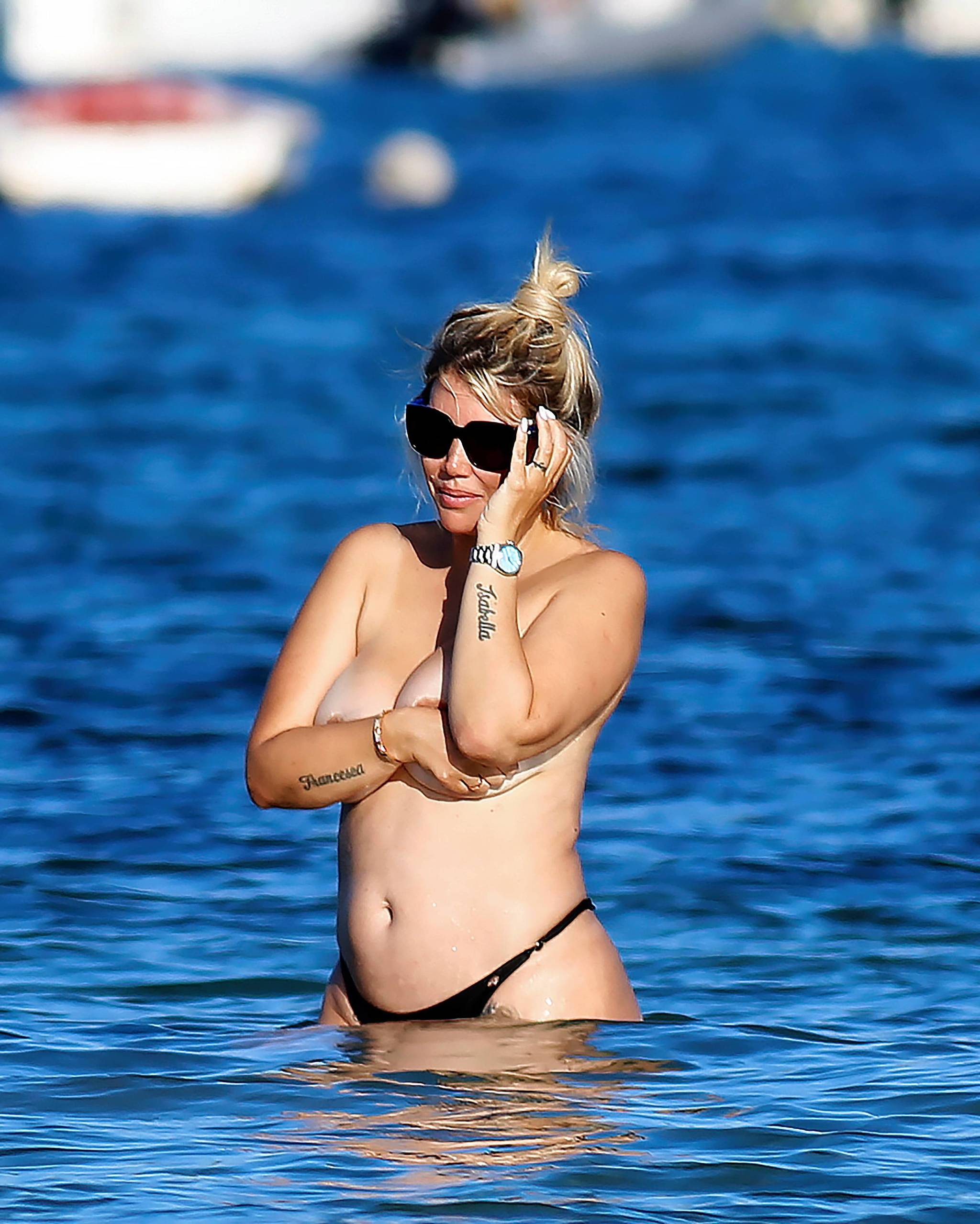 Wanda Nara, novia de Mauro Icardi, es captada en Ibiza... ¡haciendo topless!