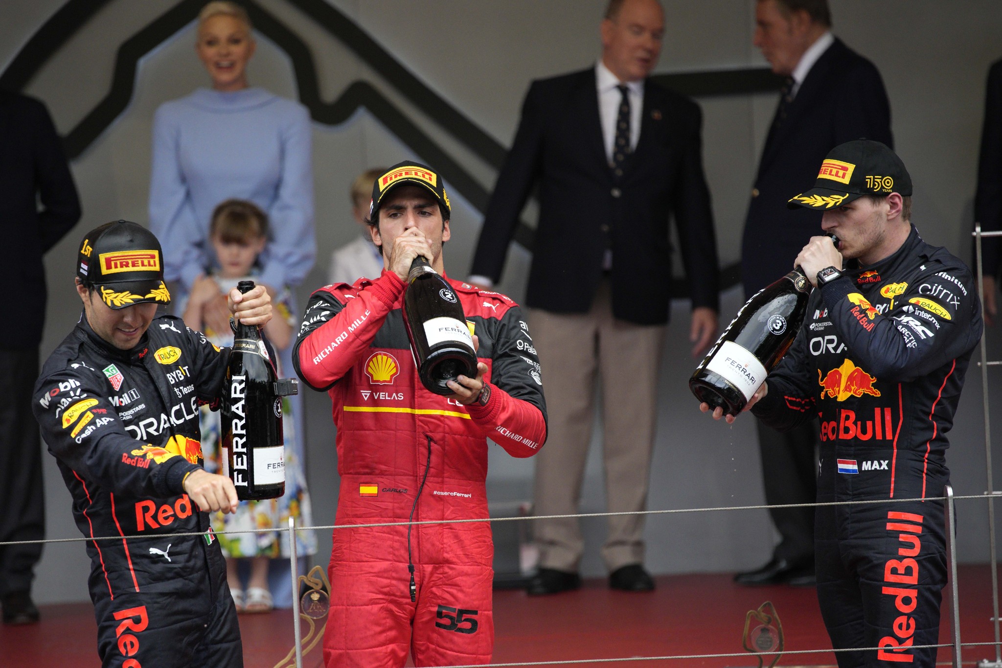El podio del GP de Mnaco, con Checo Prez primero y Verstappen tercero. Carlos Sainz fue segundo.