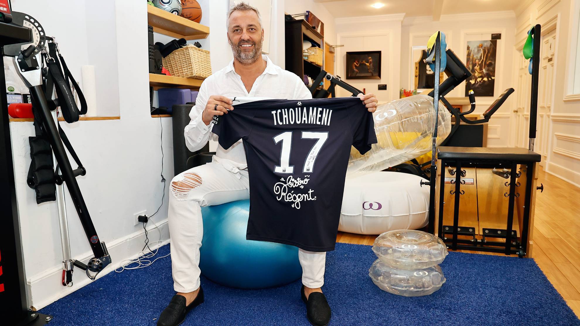Fabrice Gautier posa en su clínica con una camiseta firmada por Tchouaméni.