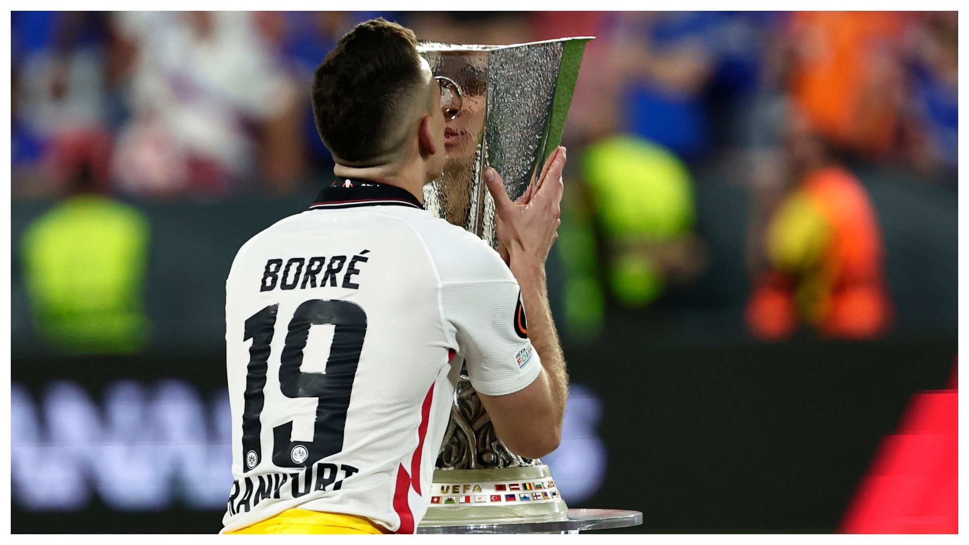 Rafael Santos Borré besa la Europa League ganada por el Eintracht en Busapest/AP