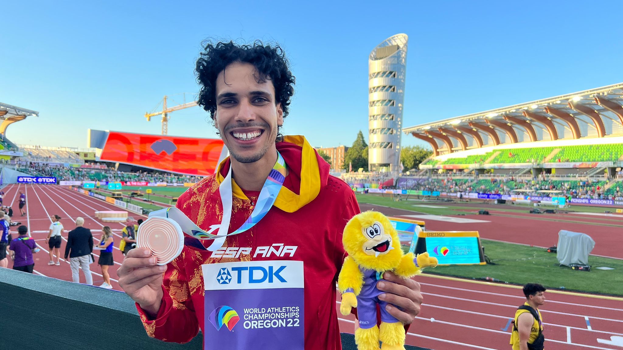 Mo Katir con la medalla de bronce conseguida en el mundial de Oregon