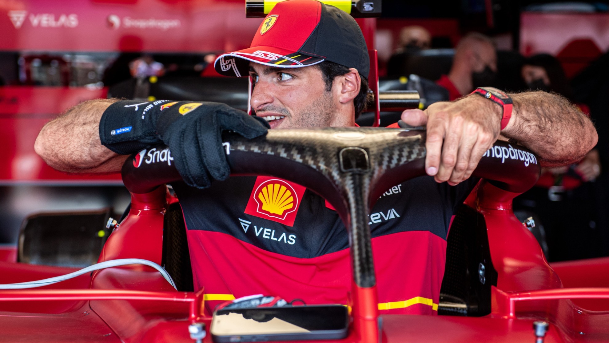 Carlos Sainz, en el coche dentro del garaje de Ferrari (FERRARI).