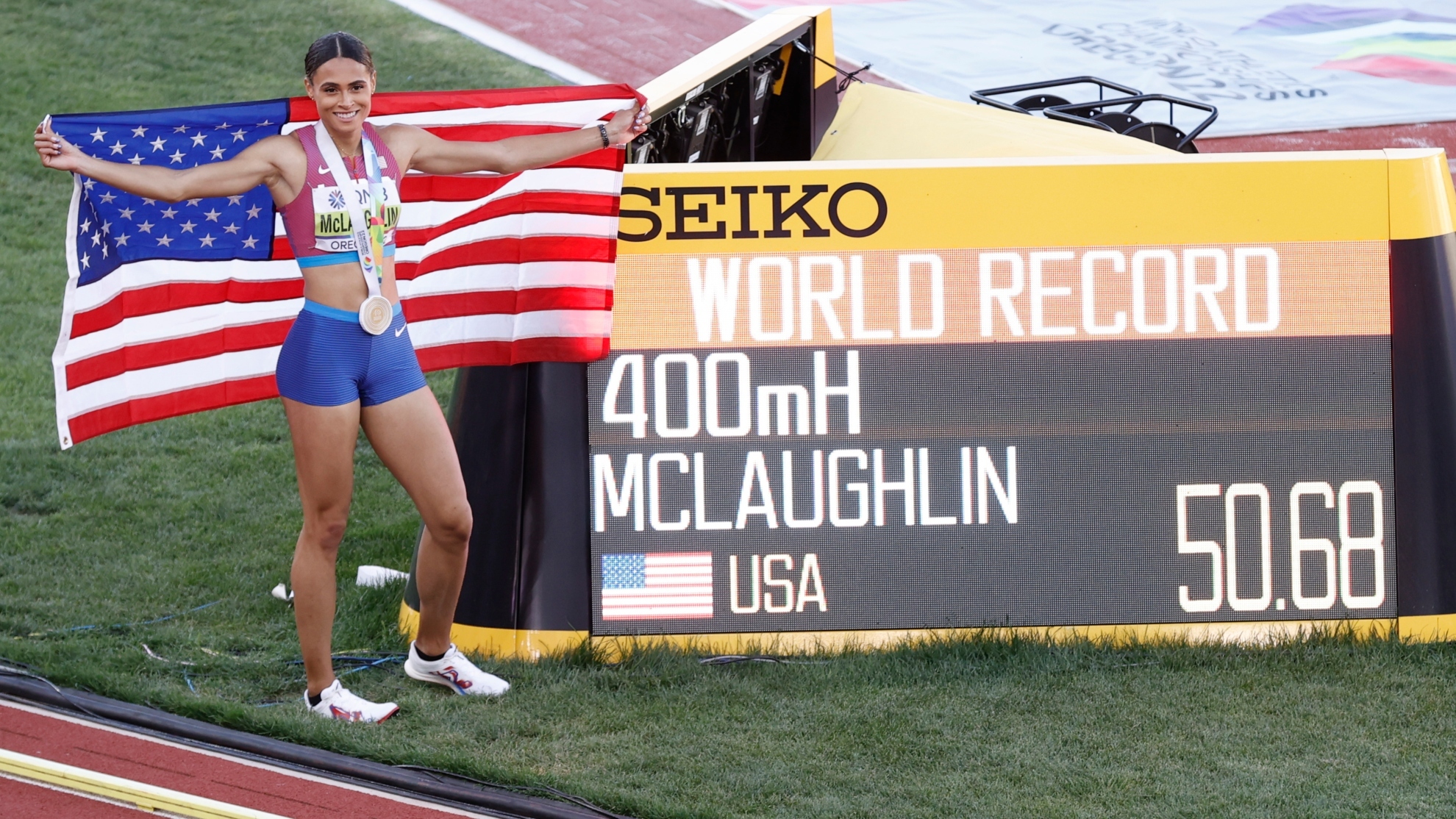 Sydney McLaughlin posa junto a su nuevo récord del mundo. FOTO: EFE