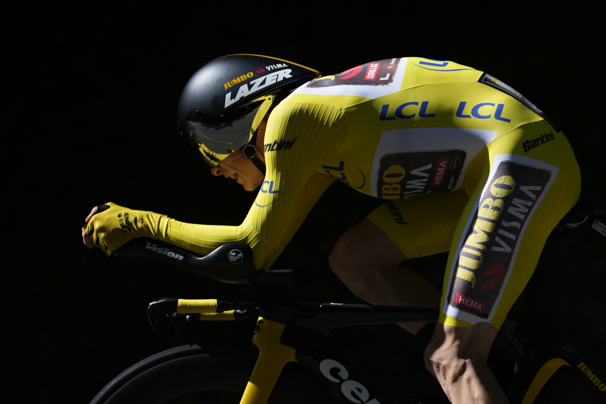 Denmark's Jonas  lt;HIT gt;Vingegaard lt;/HIT gt;, wearing the overall leader's yellow jersey, competes during the twentieth stage of the Tour de France cycling race, an individual time trial over 40.7 kilometers (25.3 miles) with start in Lacapelle-Marival and finish in Rocamadour, France, Saturday, July 23, 2022. (AP Photo/Daniel Cole)