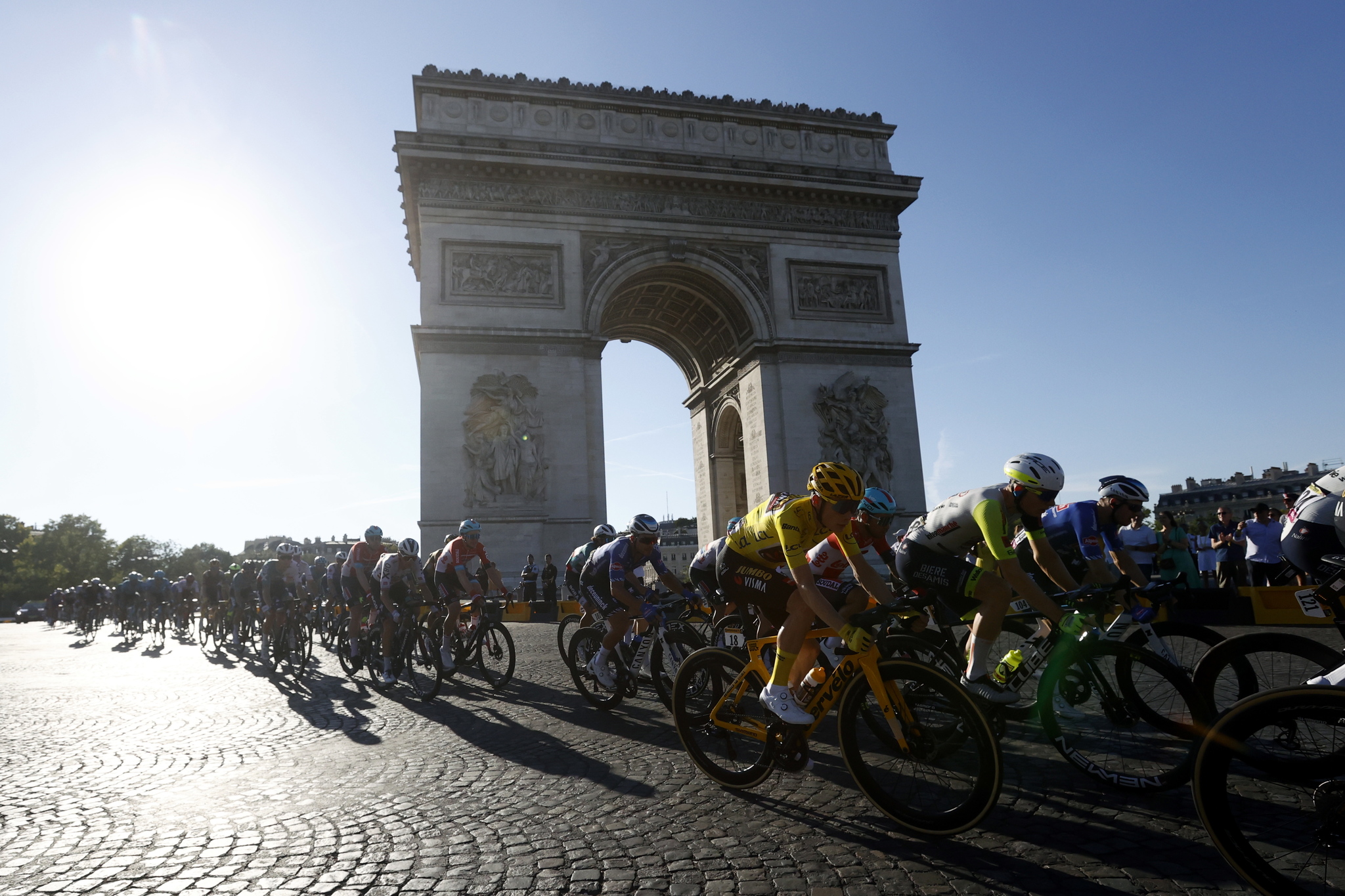 Paris (France), 24/07/2022.- The Yellow Jersey Danish rider Jonas Vingegaard (C-R) of Jumbo Visma rides past the Arc de Triomphe during the 21st stage of the  lt;HIT gt;Tour lt;/HIT gt; de France 2022 over 115.6km from Paris La Defense in the Paris suburb of Nanterre to the Champs-Elysees in Paris, France, 24 July 2022. (Ciclismo, Francia) EFE/EPA/GUILLAUME HORCAJUELO