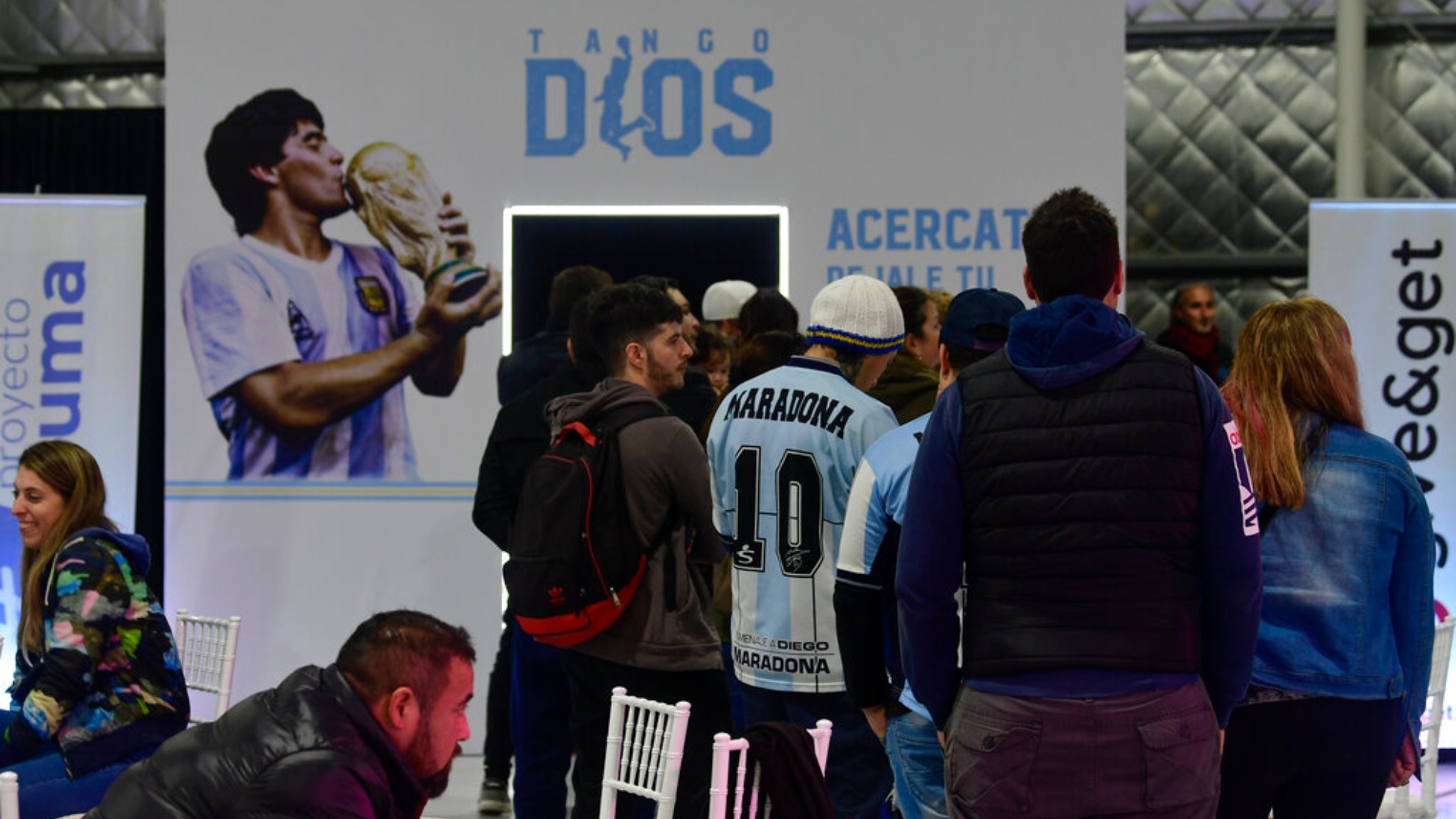 Argentinos mandan mensajes especiales para Maradona.