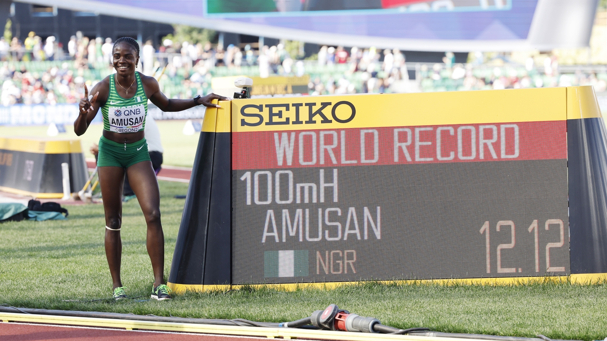 Tobi Amusan posa junto a su nuevo récord del mundo de los 100 vallas. FOTO: EFE