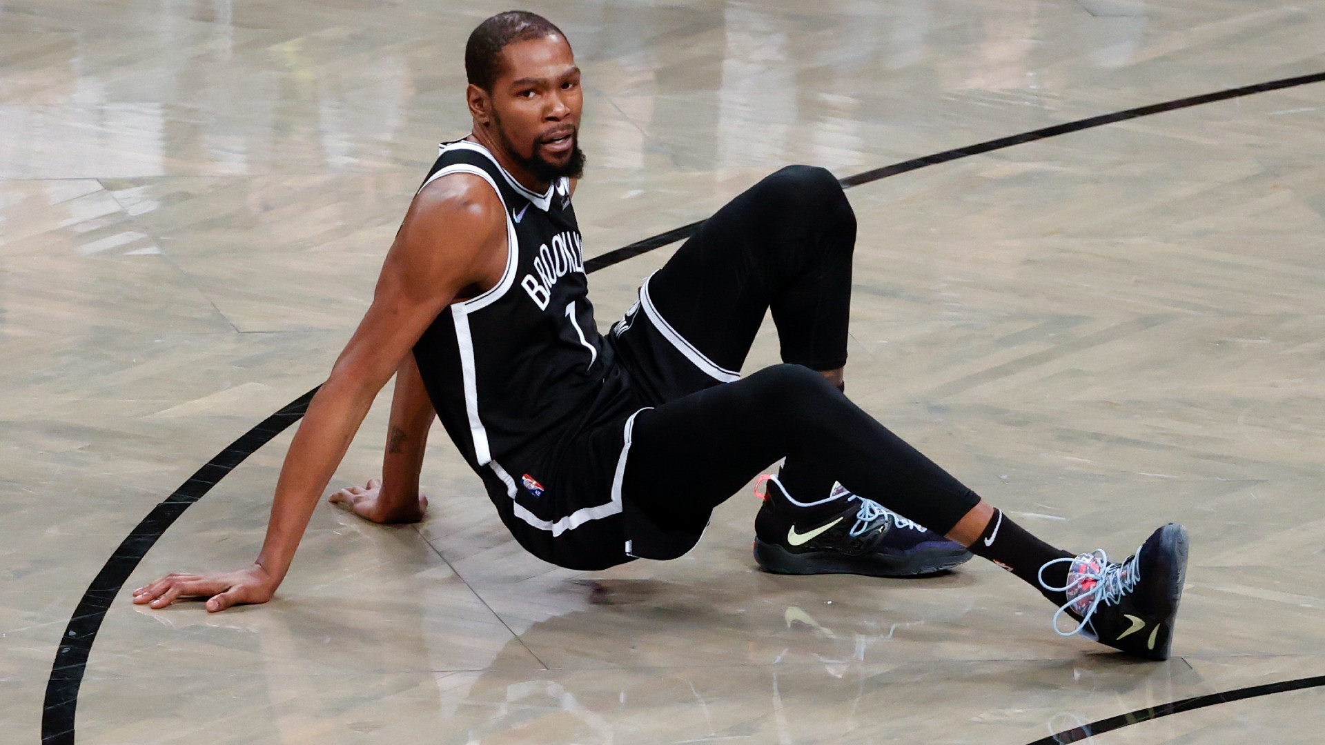 Kevin Durant trata de levantarse del suelo en un partido de los Nets. / EFE