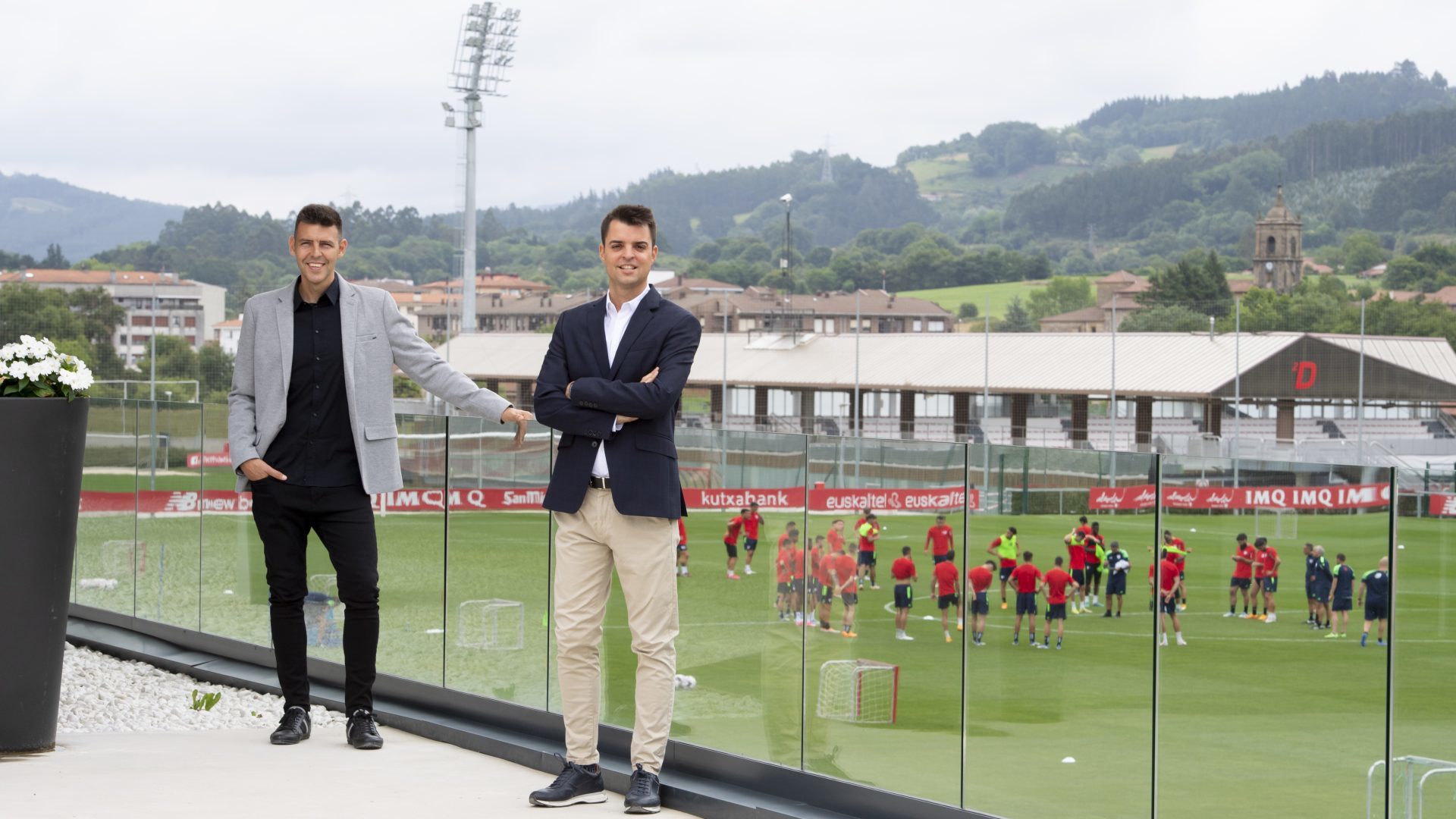 Mikel González, a la derecha de la imagen junto a Sergio Navarro, es la alternativa de la casa para ocupar el puesto de director deportivo.