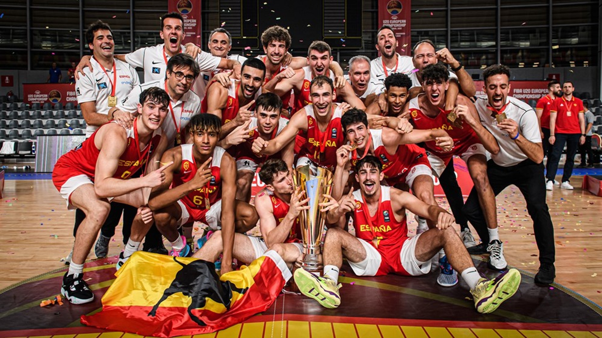 La selección española Sub-20, eufórica tras ganar el oro en el Europeo / FIBA PHOTO