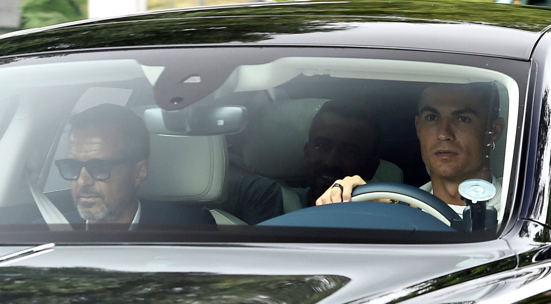 Jorge Mendes y Cristiano Ronaldo, llegando a las instalaciones del Manchester United. / AP