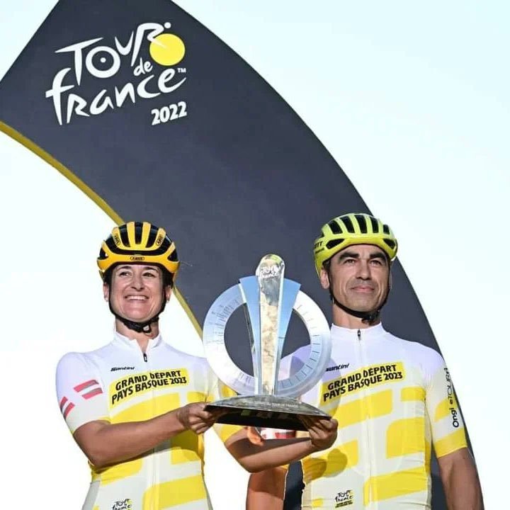 Villa y Sanz posan con el testigo de la salida del Tour antes de emprender camino desde París.