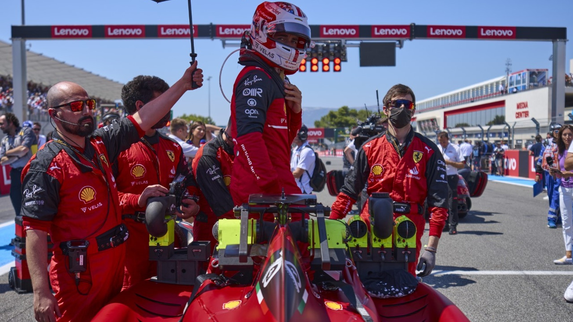 Leclerc, en la parrilla de salida del Gran Premio de Francia. (FERRARI)
