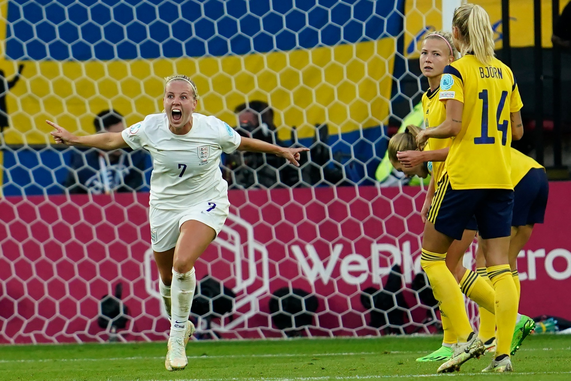 Beth Mead celebra el primer gol de Inglaterra ante Suecia / AP
