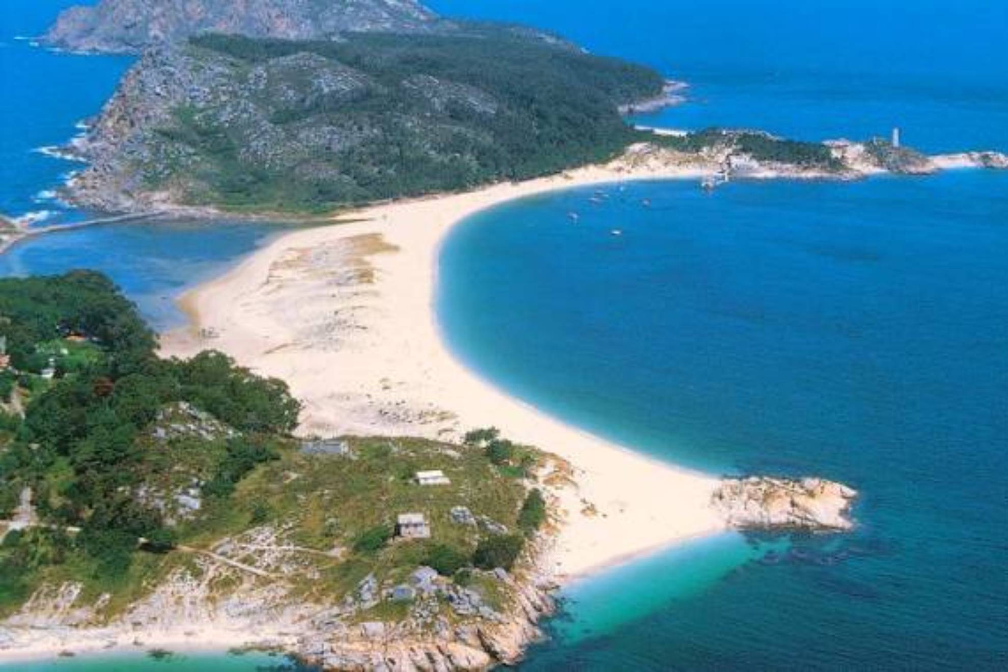 Imagen area de la playa de Roda, en las Islas Ces.